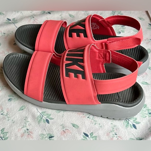 Nike Women's Tanjun Red Synthetic Sandals Solar - Picture 2 of 6